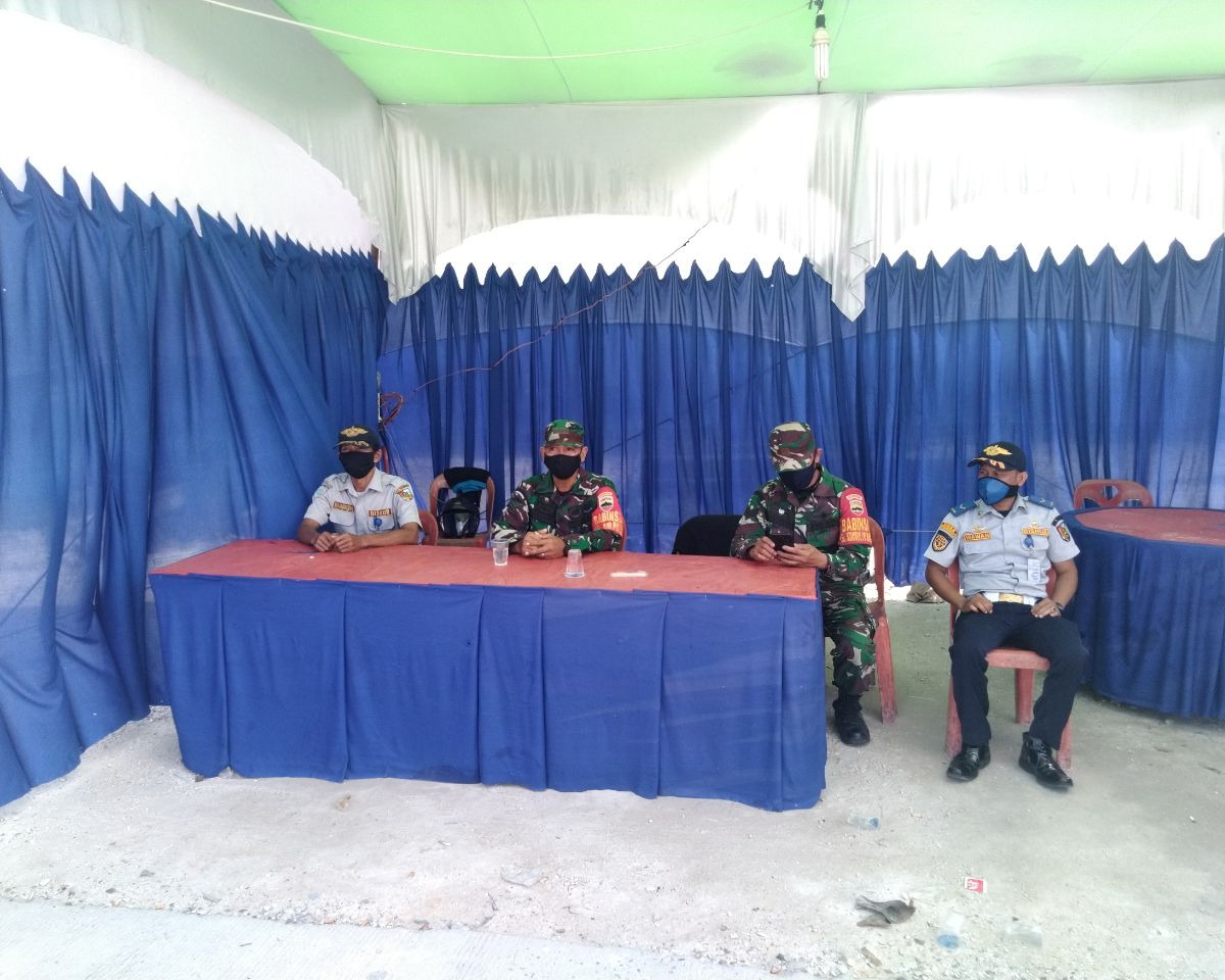Anggota Koramil 06/SKJ Kodim 0301/Pekanbaru Laksanakan Giat PSBB di Pos Perbatasan