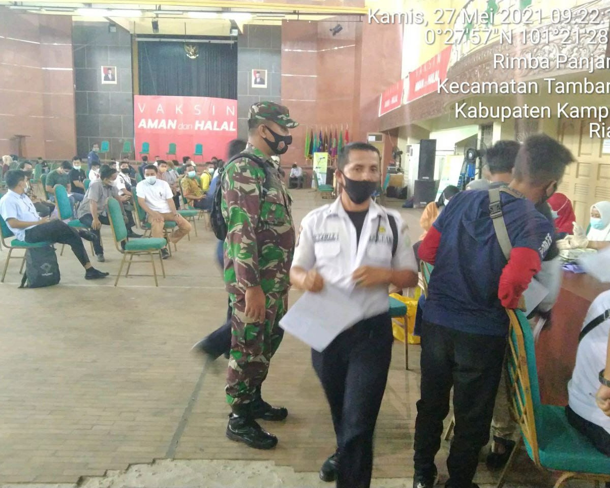 Babinsa Kodim 0301/PBR Bersama Personil Bhabinkamtibmas Lakukan Monitoring Kegiatan Vaksinasi 1.500 Untuk Keluarga Besar UIN Suska Riau di Gedung PKM