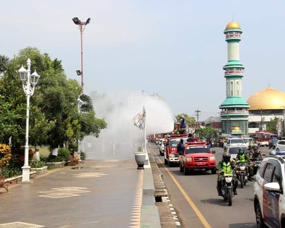 Polres Kendal Bersama Pemerintah Kabupaten Melakukan Penyemprotan Disinfektan Serentak