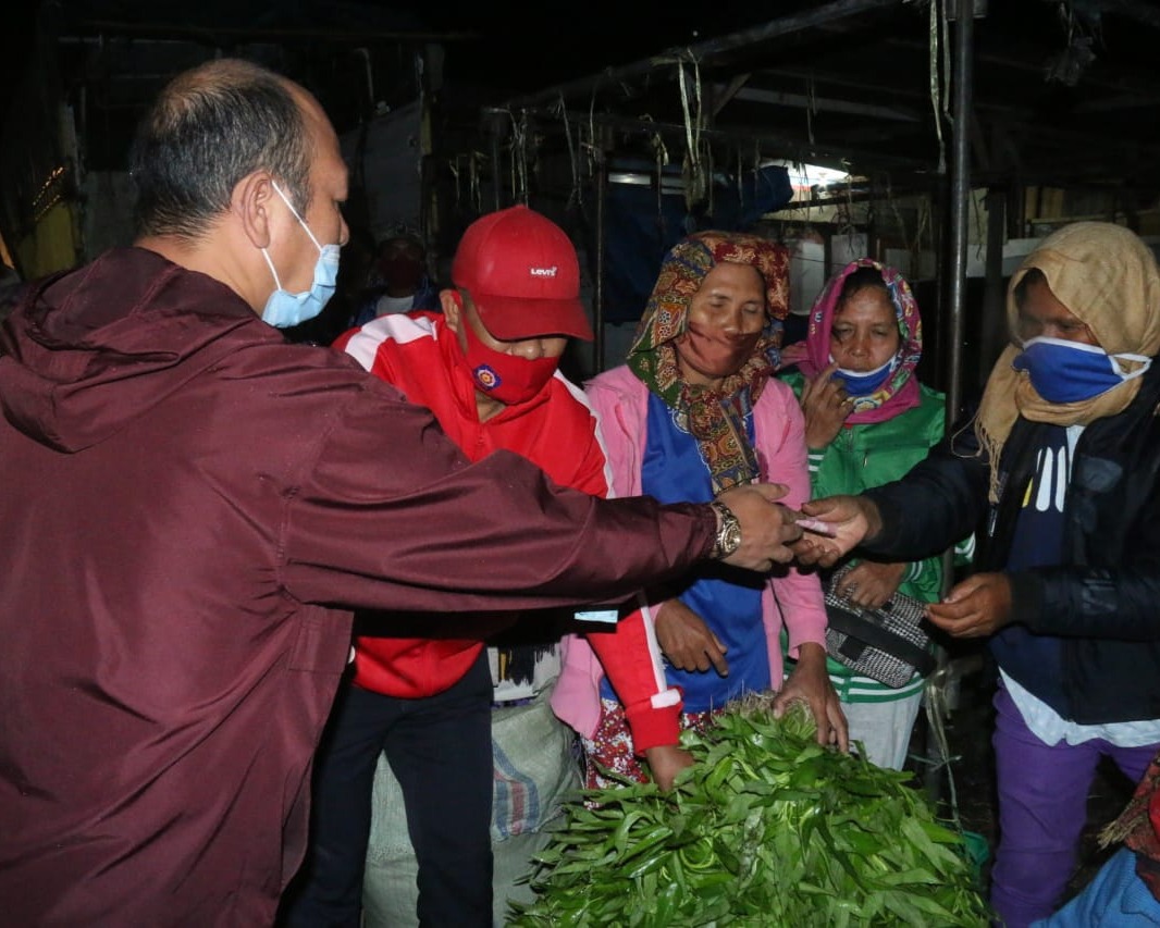 Bupati Taput Sikapi Turunnya Harga Beberapa Hasil Pertanian Masyarakat Dengan Turun Langsung Ke Pasar Beli Hasil Pertanian
