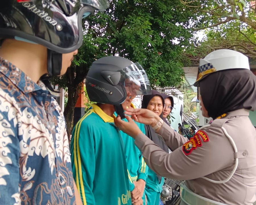 Tim Police Goes To School Ditlantas Polda Riau Berikan Edukasi Generasi Z Tertib Berlalu Lintas dan Anti Hoax