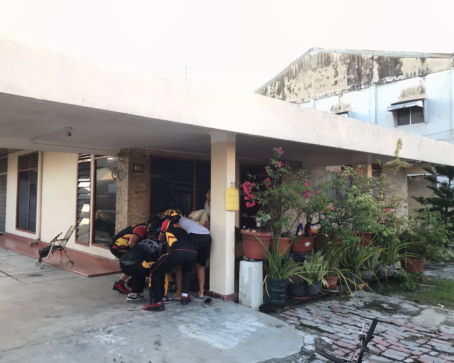 Aksi Heroik Personel Brimob Polda Riau Selamatkan Lansia Yang Stroke Dari Rumah Yang Sedang Terbakar