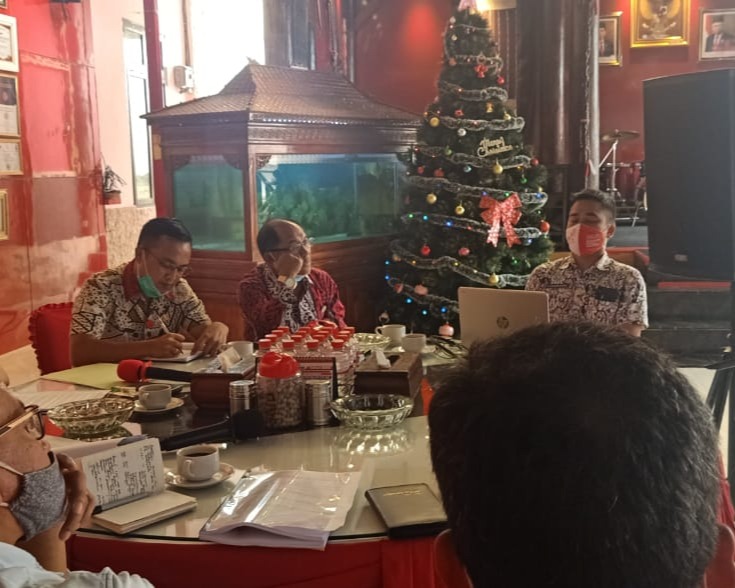 Bupati Taput Rapat Pokja Apkasi Melalui Zoom Meeting Tentang Peraturan Pelaksanaan UU Tentang Cipta Kerja