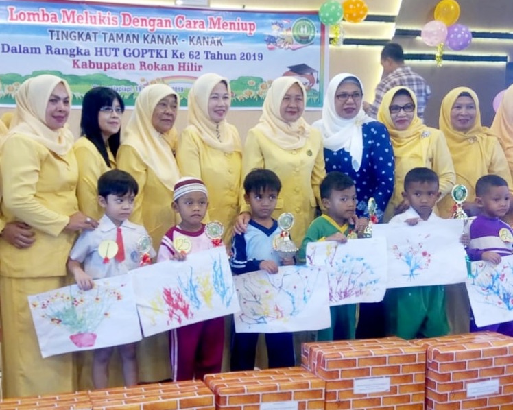 Semarak HUT ke- 62 GOPTKI Rohil, Adakan Lomba Melukis Dengan Meniup