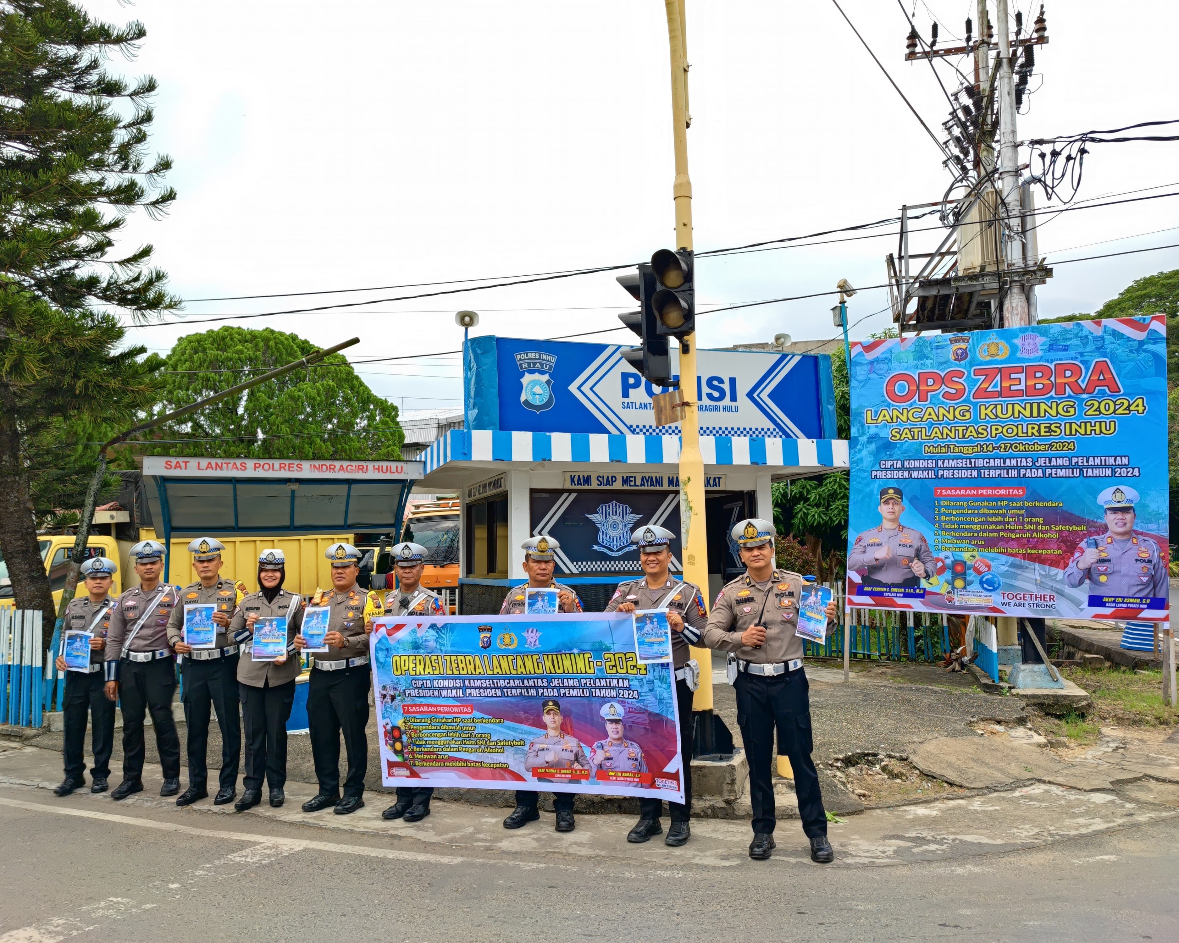 Kasat Lantas Polres Inhu Bagikan Helm Gratis, Ajak Masyarakat Tertib Berlalu Lintas