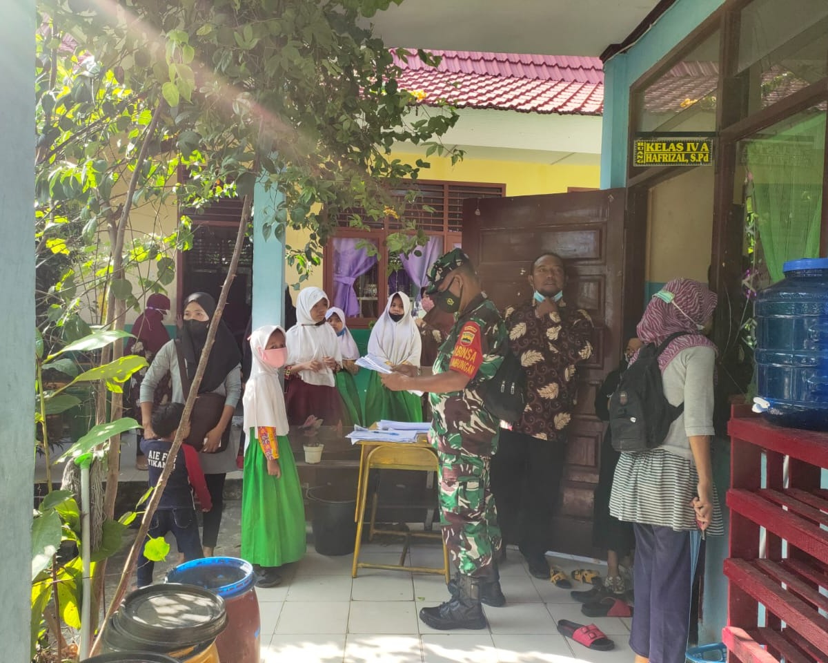 Ciptakan Herd Immunity, Babinsa Kodim 0301/PBR Dampingi Vaksinasi Anak Usia 6-11 Tahun