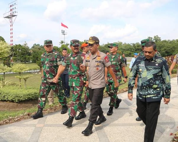 Wagubri Menyambut Kedatangan Panglima TNI dan Kapolri di Lanud RSN 