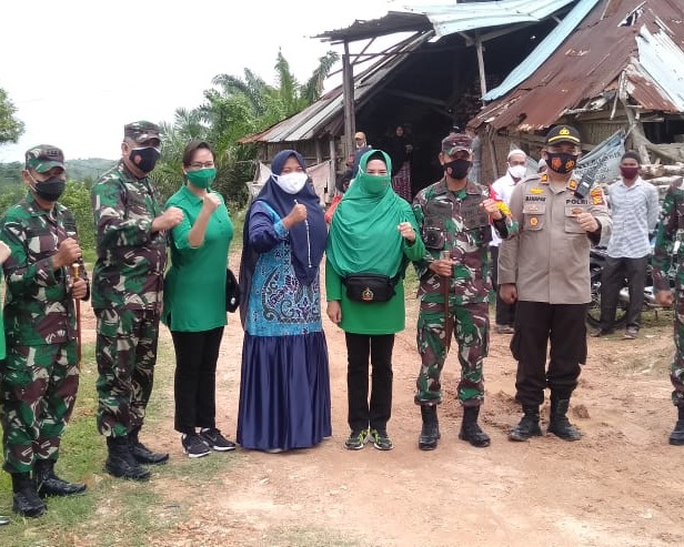 Dandim 0301/PBR Mendampingi Danrem 031/WB Dalam Kegiatan Acara Silahturahmi Dengan Warga Kelurahan Sialang Sakti