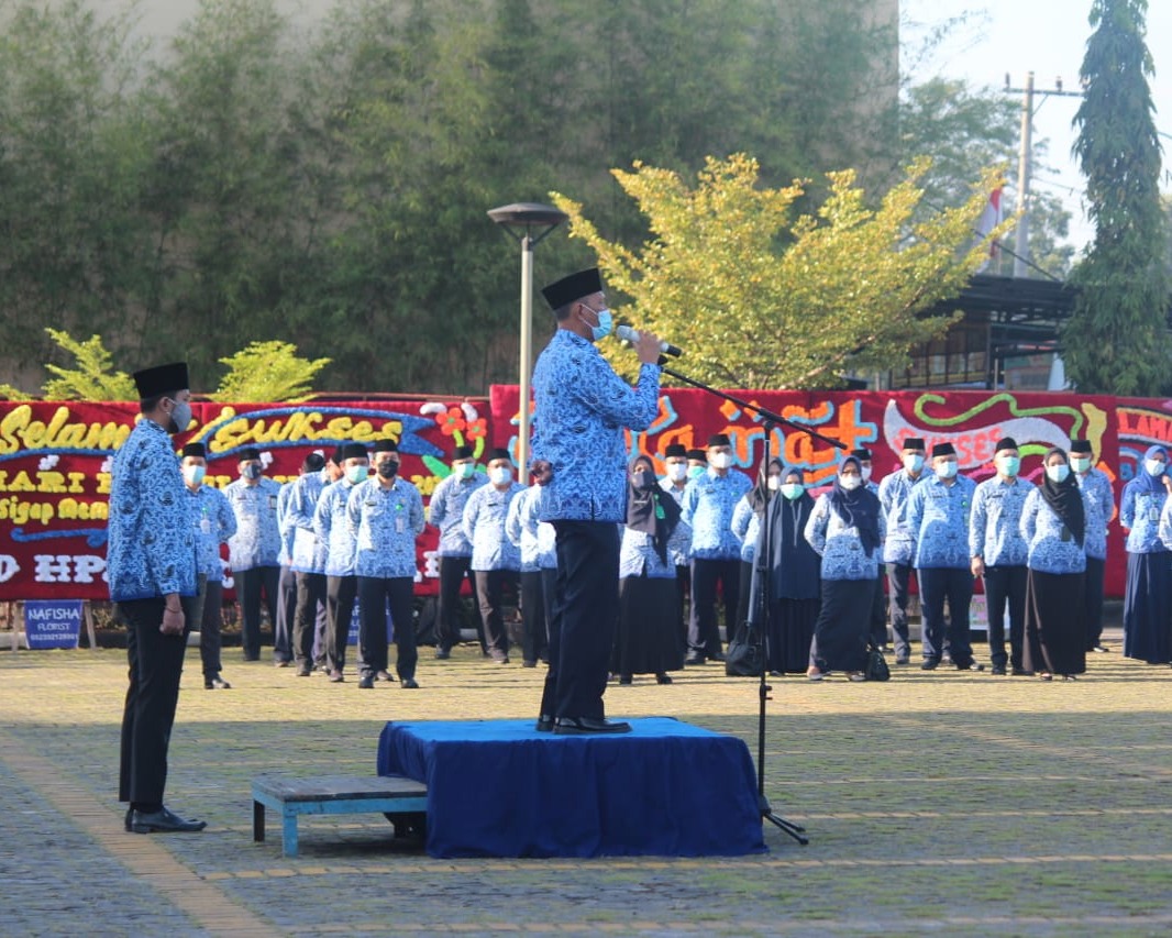 Usai Upacara Peringati Hari Bakti PU Ke-75, Dinas PUPRPKPP Provinsi Riau Bagikan Masker Kepada Pengguna Jalan