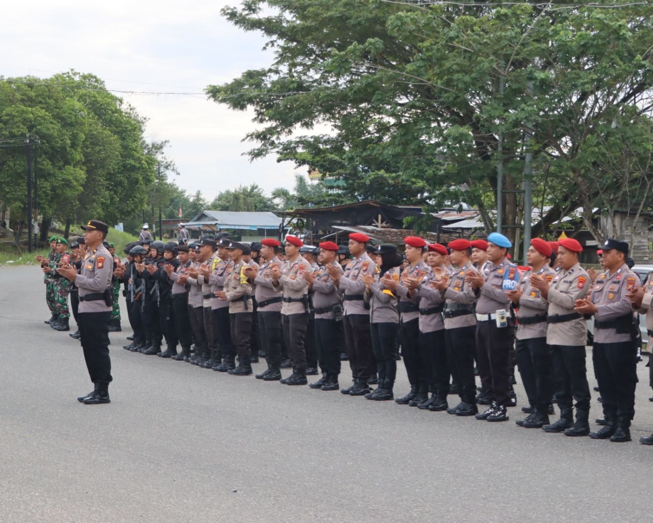 OMP-LK24, Kapolres Pimpin Apel Pengamanan Rapat Pleno Rekapitulasi Suara Tingkat Kabupaten Rokan Hulu