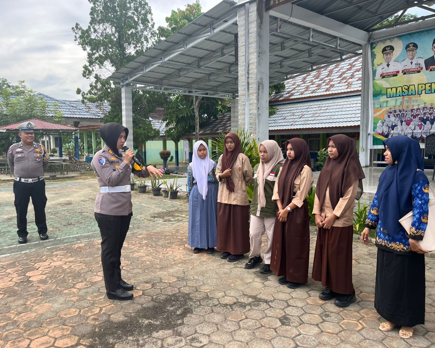 Kasat Lantas Polres Kampar Sosialisasikan Operasi Patuh Lancang Kuning 2025 Di SMKN 1 Bangkinang