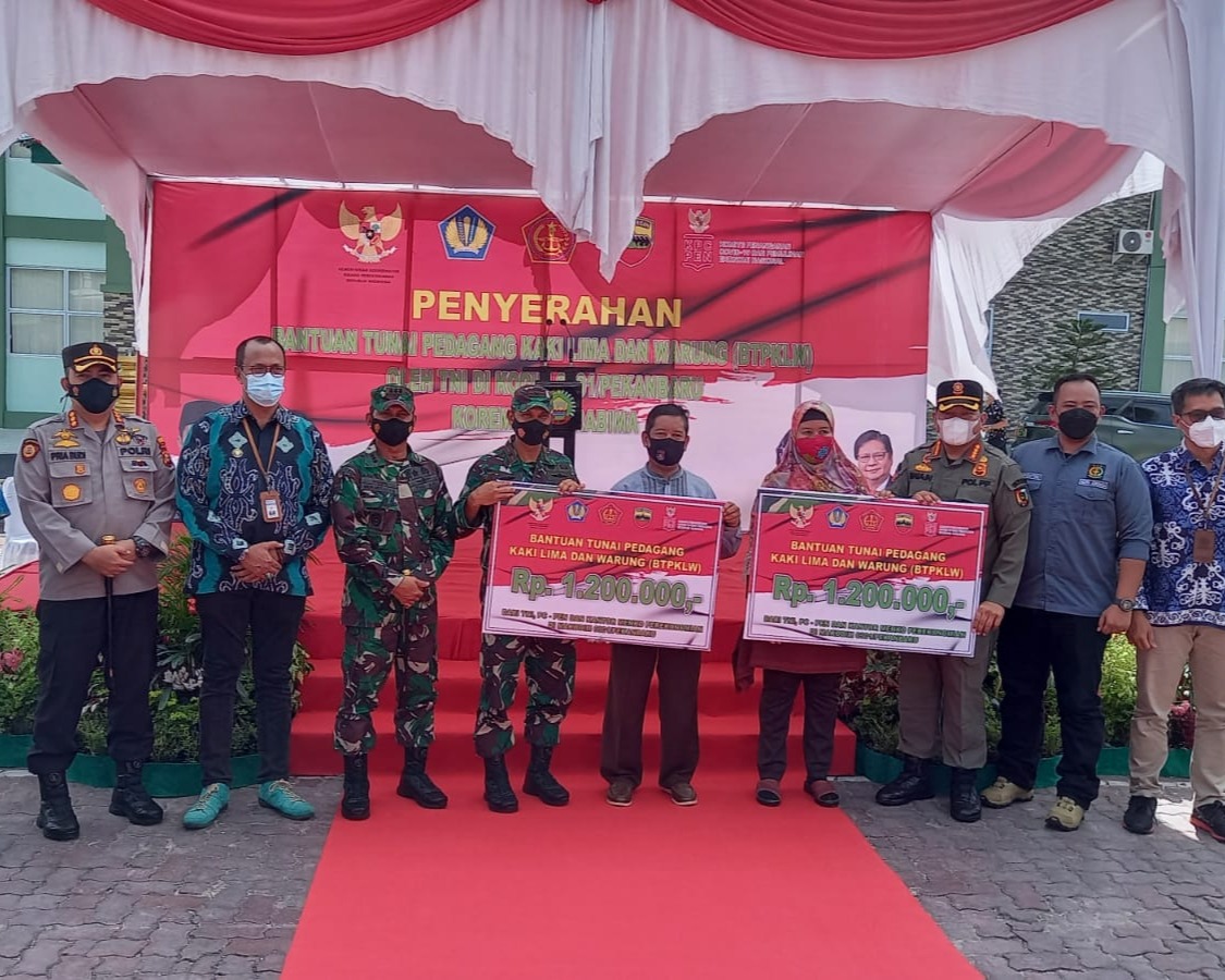 Kodim 0301/PBR Salurkan Bantuan Tunai Pedagang Kaki Lima dan Warung (BTPKLW) TNI Kepada Masyarakat