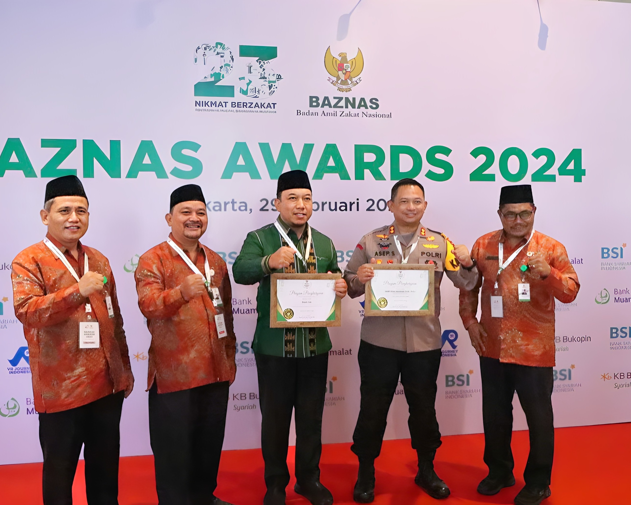 AKBP Asep Sujarwadi Terima Penghargaan Sebagai Tokoh Publik Pendukung Zakat Dalam Baznas Award 2024