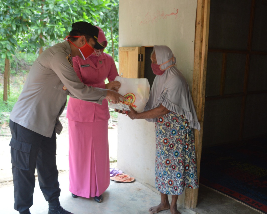 Polres Tulang Bawang Bagikan Puluhan Ton Beras dan Ribuan Paket Sembako Jelang Hari Bhayangkara Ke-74