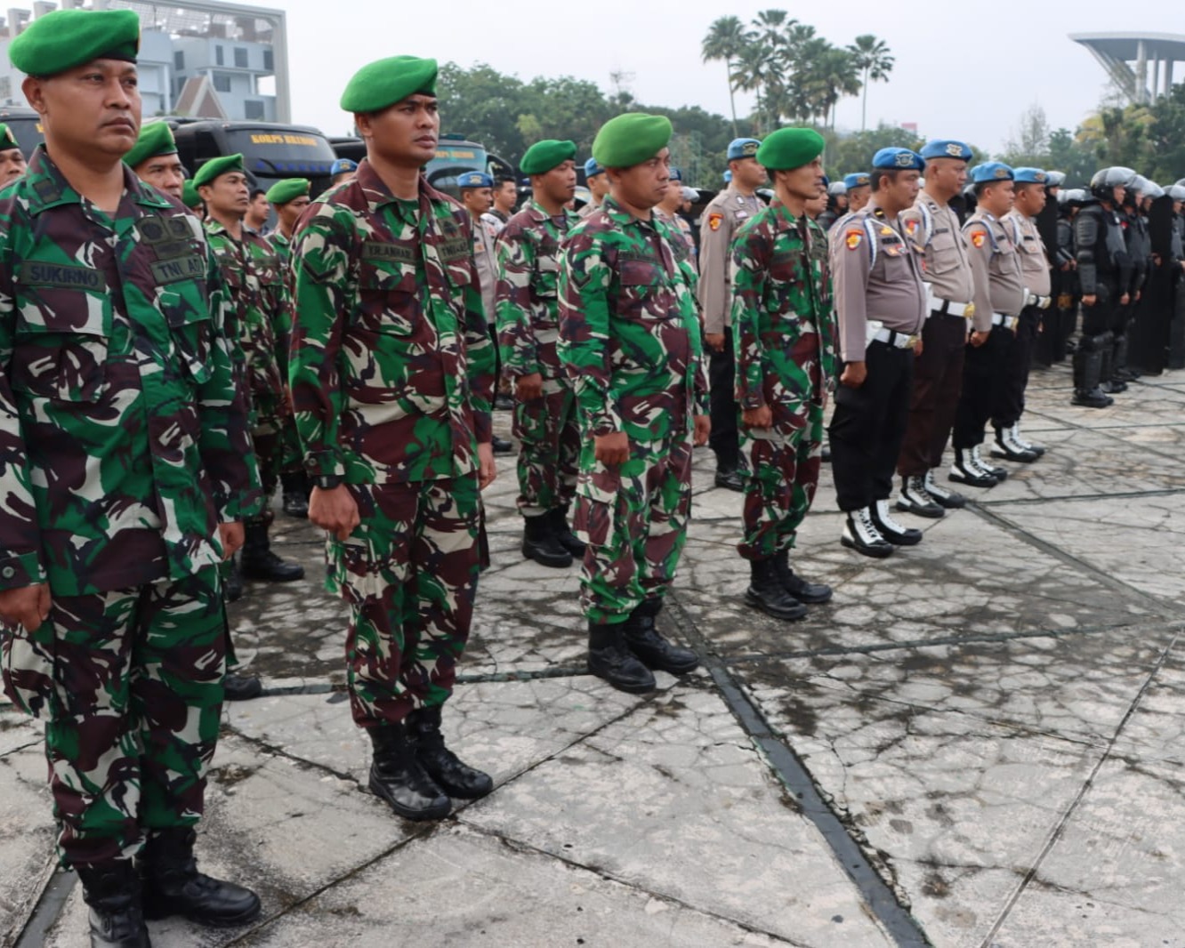 Kapolresta Pekanbaru Pimpin Apel Kesiapan Pengamanan Peringatan Hari Buruh Internasional (May Day) di Halaman Kantor Gurbernur