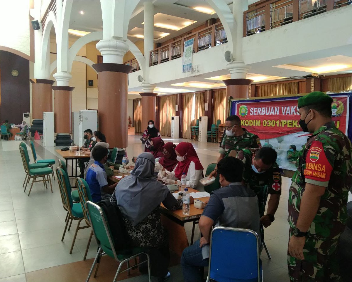 Babinsa Kodim 0301/PBR Monitor Pelaksanaan Vaksinasi Di Kampus UIN Suska Riau
