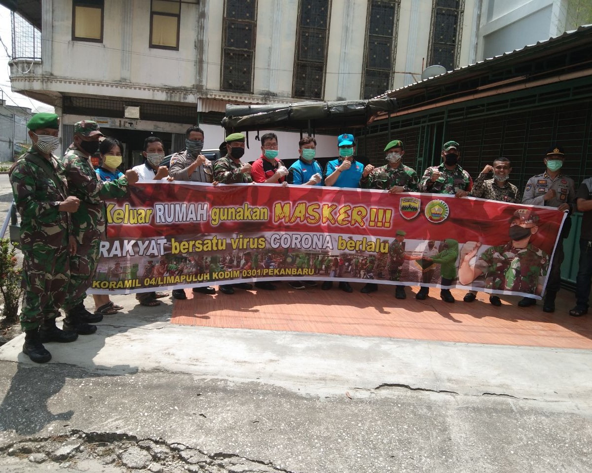 Perwira Staf Kodim 0301/Pekanbaru Bersama IKTS Melaksanakan Kegiatan Baksos Pembagian Masker di Jalan Tanjung Datuk