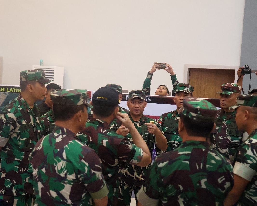 Panglima Koops Udara I dampingi Panglima TNI Tinjau Latgabma Griffin Cakti 2025
