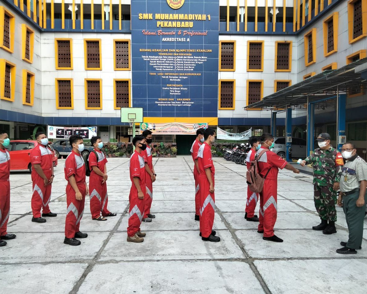 Babinsa Kodim 0301/PBR Lakukan Sosialisasi dan Monitor Prokes Serta Bagikan Masker Kepada Siswa SMK Muhammadiyah 1 Pekanbaru