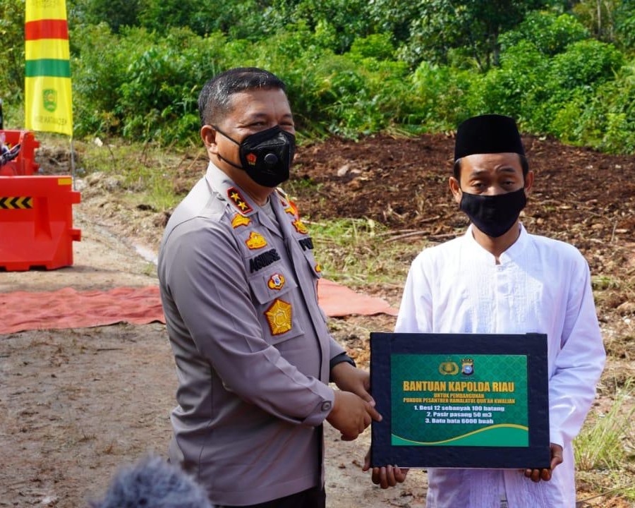 Kapolda Riau Melakukan Peletakkan Batu Pertama Pembangunan 2 Ponpes di Kabupaten Siak