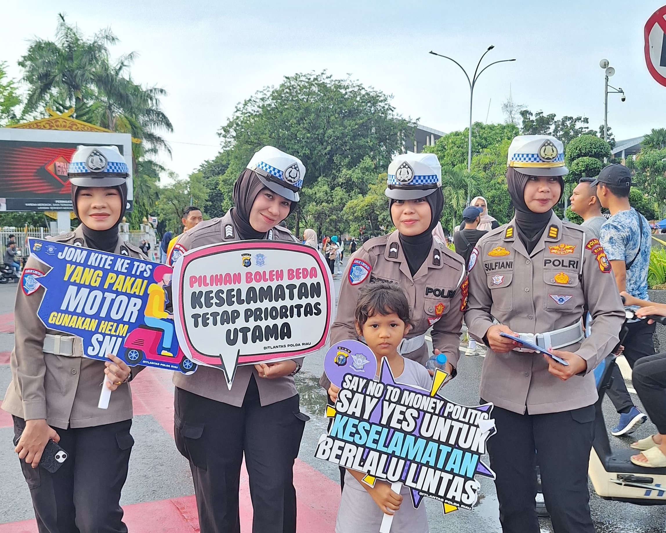 Jelang 10 Hari Pilkada Riau 2024, Tim Cooling System Ditlantas Polda Riau Berikan Edukasi Pengunjung CFD Pekanbaru