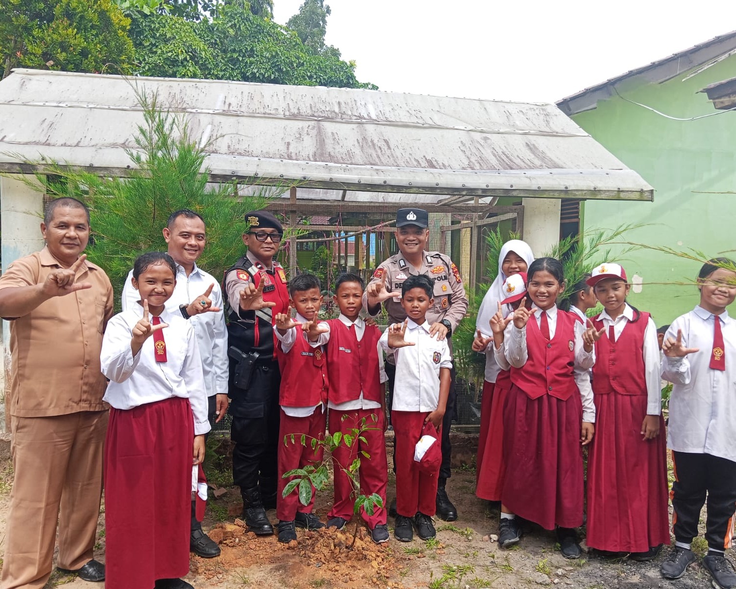 Polres Siak Tanam Bibit Pohon di SDN 2 Dayun, Dukung Program Kapolda Riau 'Green Policing'