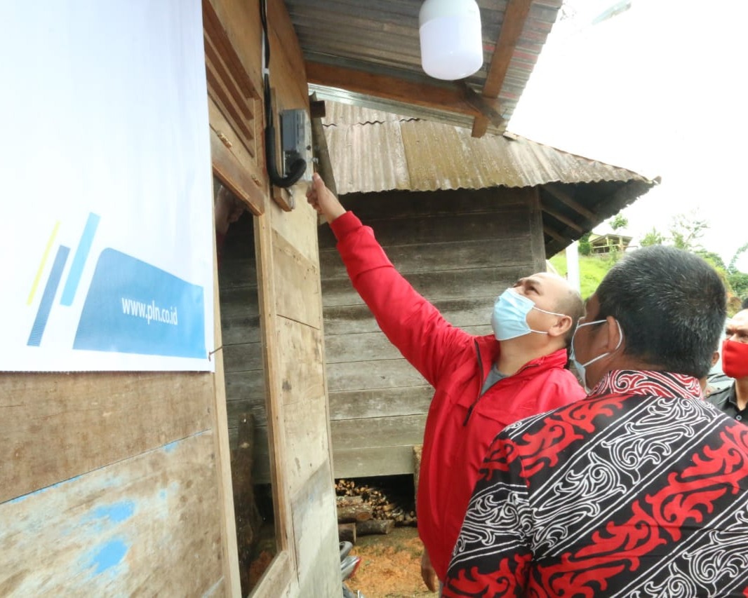 Bupati Taput Nikson Nababan Resmikan Listrik Desa Serentak 9 Dusun di Torhonas