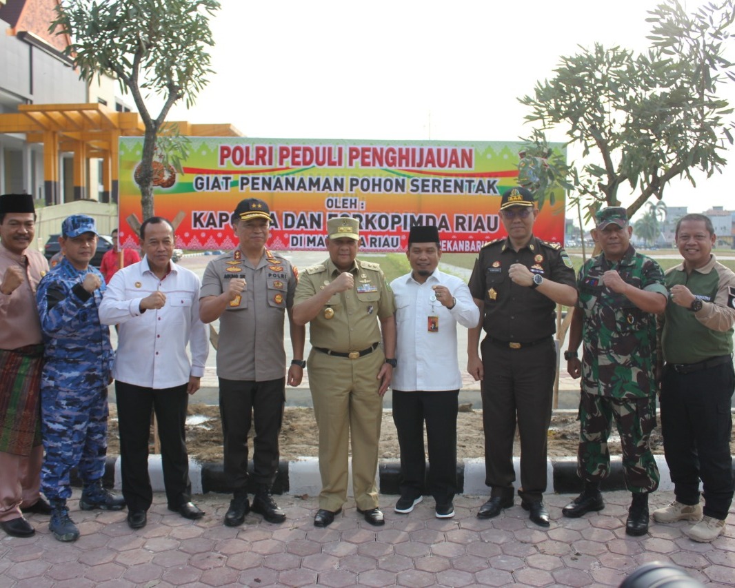 Polri Peduli Penghijauan, Kapolda Riau Pimpin Penanaman Pohon Sebanyak 19.145 Batang di Mapolda Riau