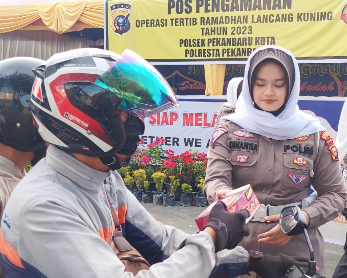 Indahnya Berbagi, Satlantas Polresta Pekanbaru Bagikan Takjil Kepada Pengguna Jalan