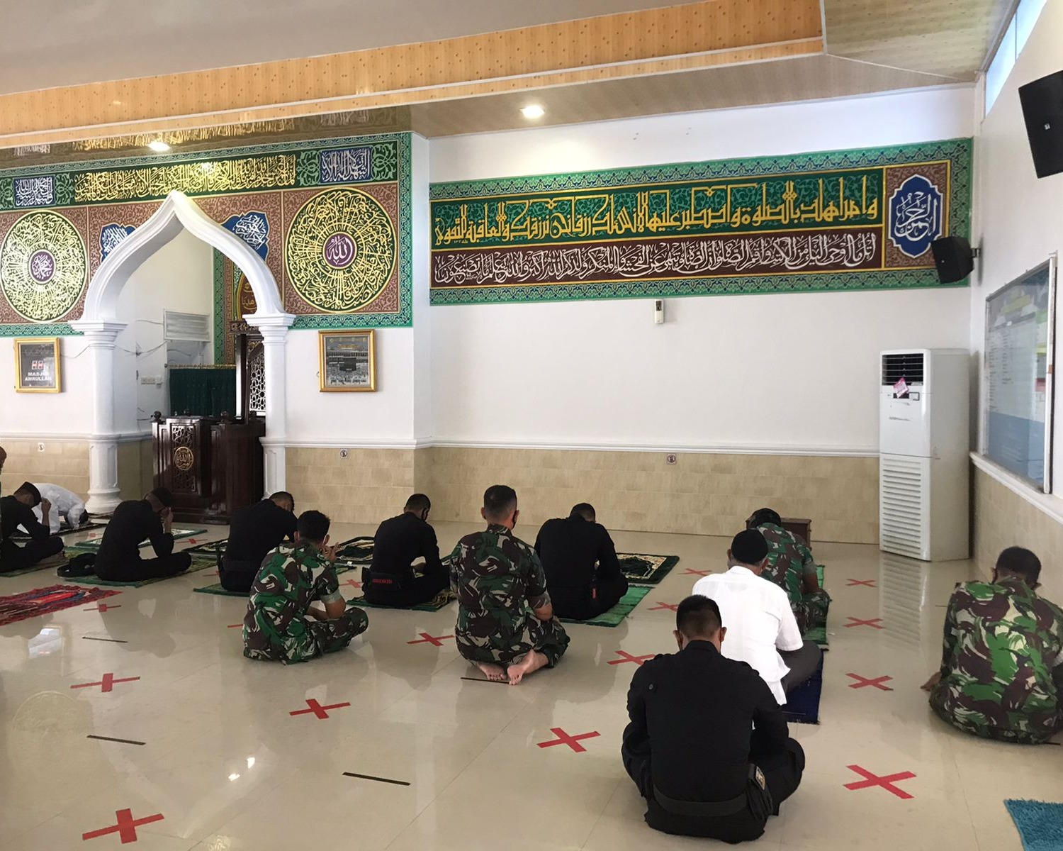 Sinergitas TNI - Polri, Brimob Polda Riau Shalat Jum’at Bersama di Lanud Roesmin Nurjadin Pekanbaru
