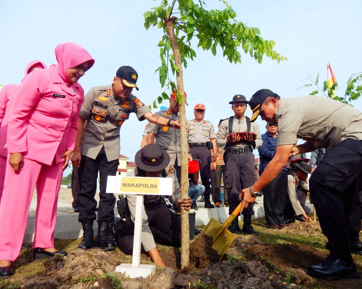 Sukseskan Gerakan Menanam Pohon Waka Polda Riau Dan Bupati Kampar Tanam Pohon Di Kawasan SPN