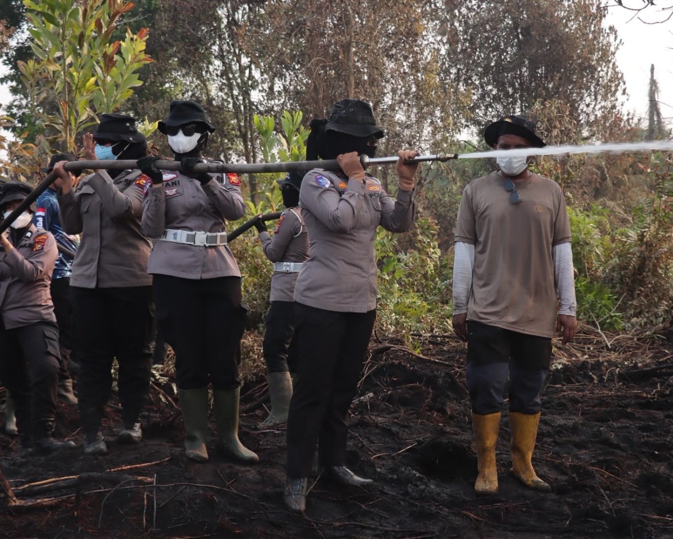 Srikandi Polres Kampar di Garis Depan Karhutla: Kasat Lantas AKP Wulan Afdhalia Pimpin Langsung Pemadaman Api di Rimbo Panjang