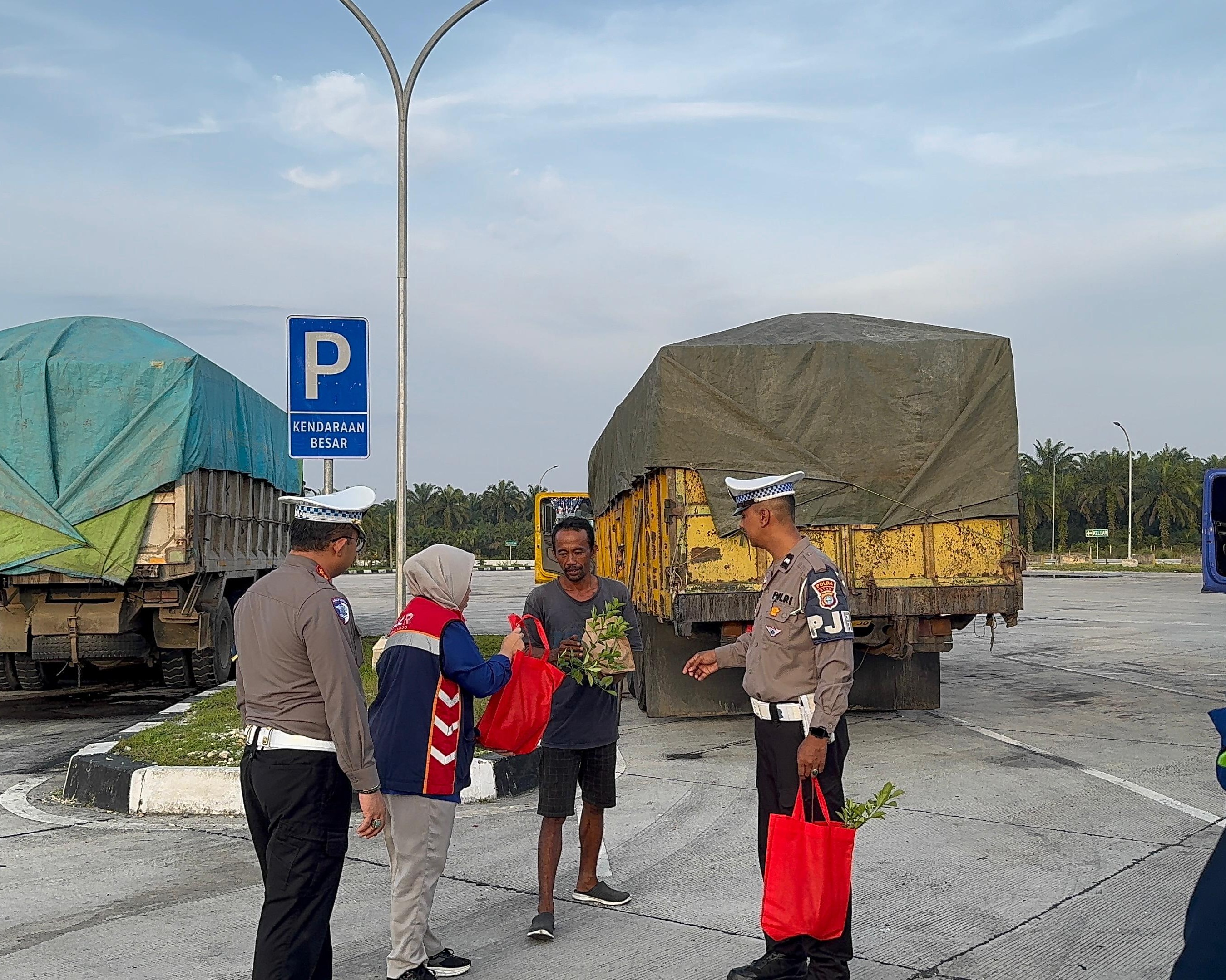 Sambut Mudik Lebaran, Ditlantas Polda Riau Gelar Sosialisasi Pra Operasi Ketupat Lancang Kuning 2026 Dan Berbagi Takjil di Tol Pekanbaru–Dumai