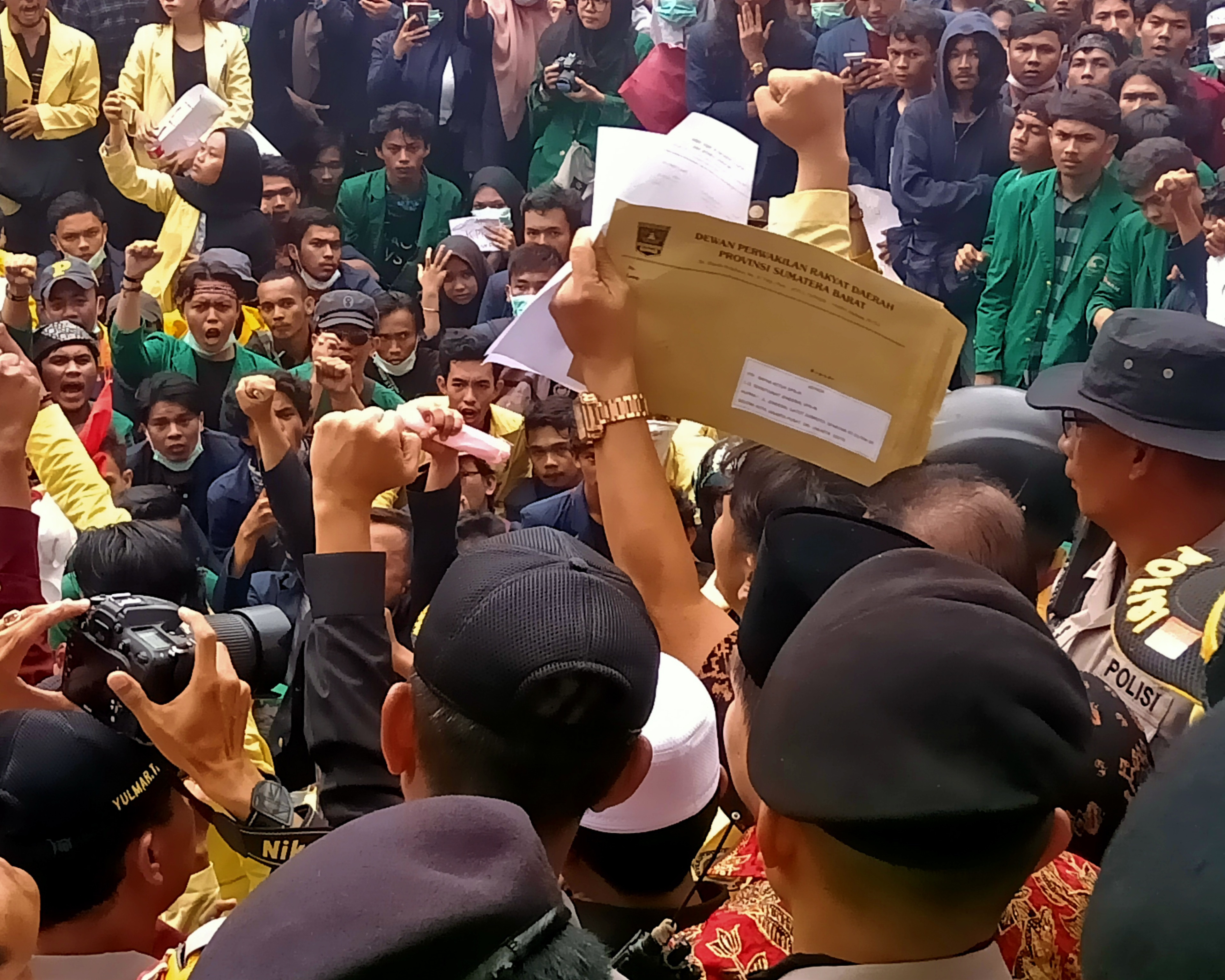 Ribuan Mahasiswa Duduki Gedung DPRD Propinsi Sumbar