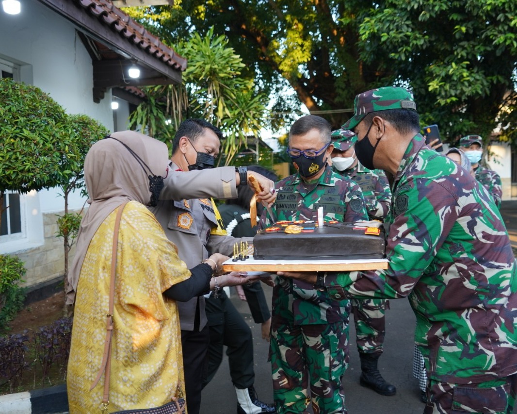 Kapolda Banten Dapat Kejutan Kue Ulang Tahun Dari Danrem 064/MY